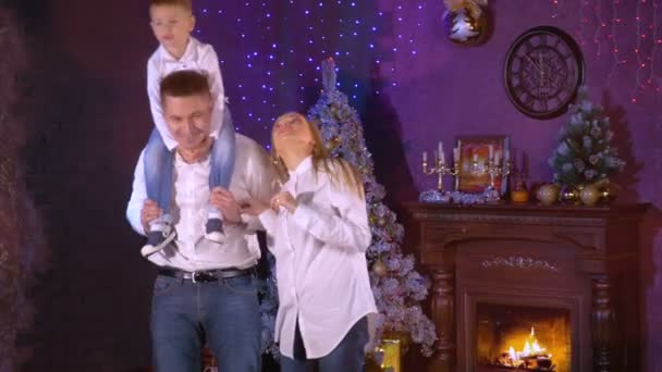 Frau spricht mit Mann und Sohn über Weihnachten. — Stockvideo