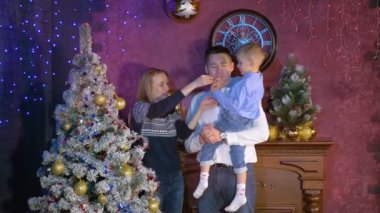 Bir kadın kocası ve oğlu küçük önemsiz şey Noel Kutlamaları gösterir.