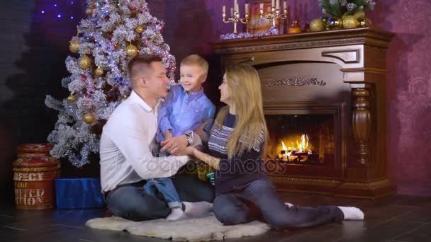 Familie uitwisselingen kussen bij Kerstmis. — Stockvideo