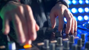 Dj mixer kanallarda erkek el değiştirmek.