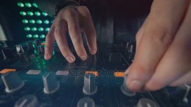 Siyah bir modern Dj Mikser kullanılıyor. Yakın çekim.