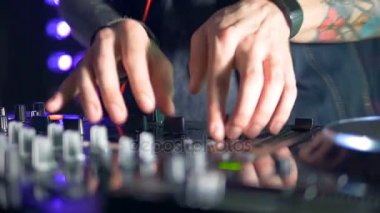 İnce Djs eller Mikser konsol ayarlarını değiştirmek.