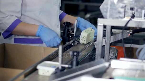 Μια γαλακτοβιομηχανία υπάλληλος λαμβάνει πακέτα έτοιμα πηγμένο γάλα για τυρί. — Αρχείο Βίντεο