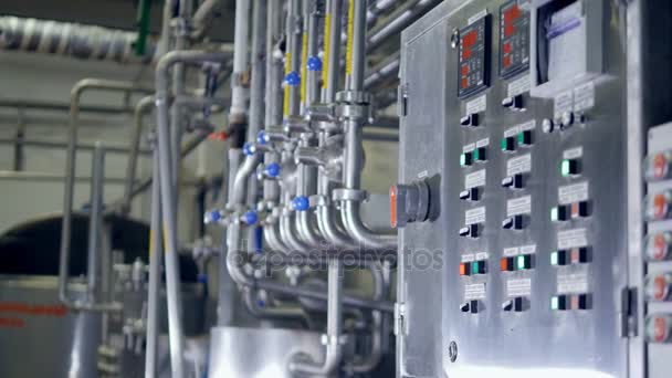 Unidad de control para tuberías lácteas con interruptor de emergencia . — Vídeos de Stock