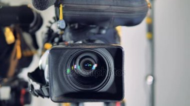 Üç farklı video kameralar üzerinde Görünümü Kapat.