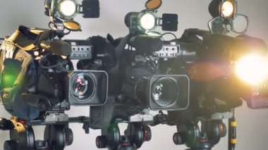 Üç çalışma video kamera yavaş dönen atış.
