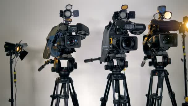 A row of several professional cameras on tripods. — Stock Video