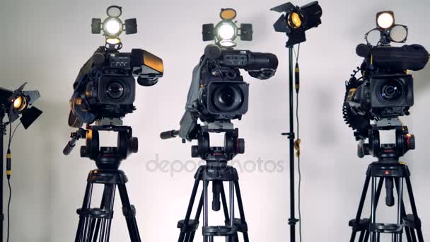 Три профессиональных видеокамеры с диффузерами вспышки на . — стоковое видео