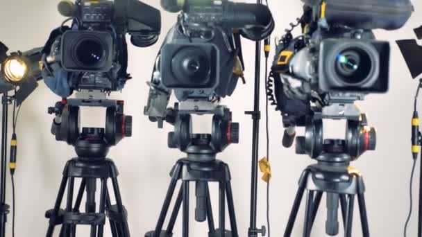 Uno scatto allontanandosi dalle videocamere professionali . — Video Stock
