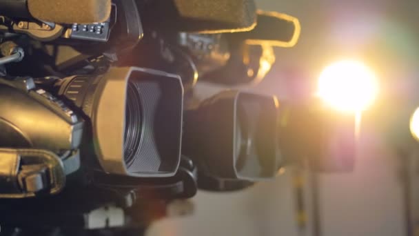 Tre nära professionell videokameror. — Stockvideo