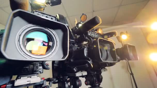 Helle Lichter spielen in Videokameraobjektiven. — Stockvideo