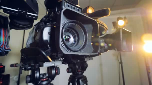 Um tiro afastando-se do equipamento de vídeo profissional . — Vídeo de Stock