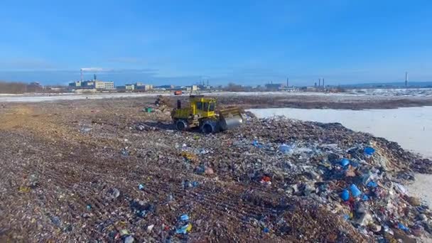 Een bovenaanzicht op een hedendaagse stortplaats. — Stockvideo