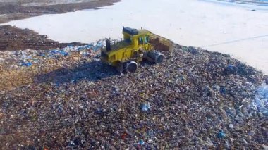 Düzenli depolama buldozer bir çöp yığını kenarı taşır.