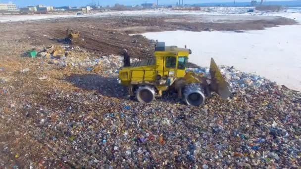 空中。市の埋め立て地で発生したブレードと埋め立て地のトラックに移動します。廃棄物、ごみ、ダンプ、ゴミ 4 k. — ストック動画