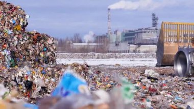 Enviromet kirliliği kavramı. Traktör sürücüleri uzak çöp yığınları yakınındaki depolama.
