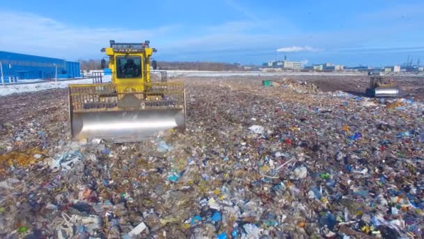 Camión de relleno sanitario en movimiento. Concepto de contaminación ambiental . — Vídeo de stock