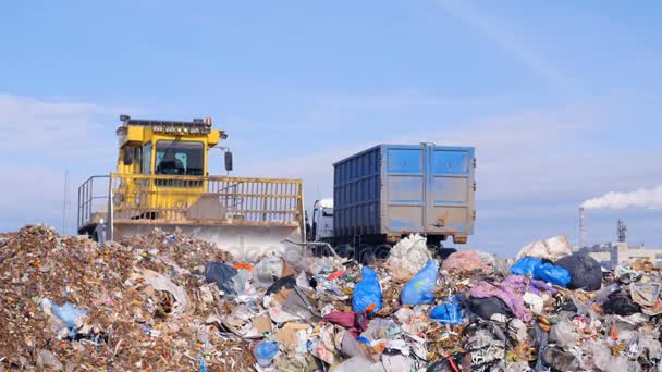 Un camion della discarica lavora vicino a un camion della spazzatura . — Video Stock