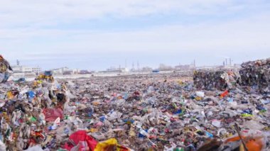 Bir depolama yükleyici sıkıştırılmış çöp yığınları arasında taşır. Enviromet kirliliği kavramı.