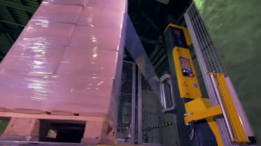 Palet kutuları bir sanayi makinesi tarafından kaydırma. 4k.