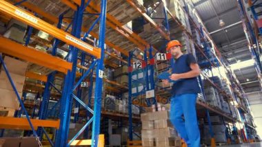 İş yerinde bir depo müfettişi düşük bir görünüm.