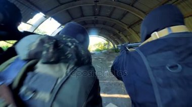 Askeri harekat sırasında üç adam öldürdü dön.