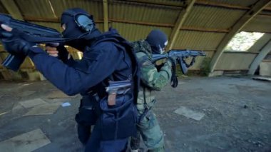 Üç adam silah ile ateş hala hazır stand.