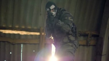 Yalnız bir tetikçi bir petrol Binası ve amaçları duruyor.