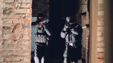 Siyah iki keskin nişancılar rehine kurtarma işlemi sırasında antik bir binada yavaş hareket edin. 4k.