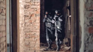 Terk edilmiş bir binada iki swat asker keşfetmek.