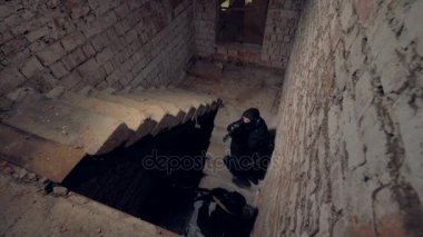 İki erkek askerler eski bir merdiven düşman çekime hazır. 4k.