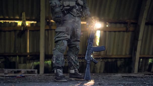 Militar con rifle descansa con su rifle después de la batalla. 4K . — Vídeo de stock