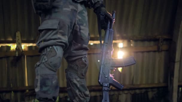 Lampu balok pada militer beristirahat dengan senapan. 4K . — Stok Video