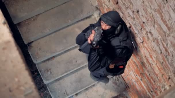 Zwei bewaffnete Scharfschützen während der Geiselbefreiungsaktion die Treppe hinauf. 4k. — Stockvideo