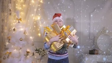 Bir kucak Noel sunar şenlikli bir kadın tutar.