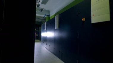 Birçok sunucuları ile karanlık sunucu odası.