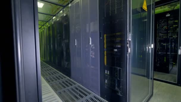 Werkende Datacenter Server Racks vol. — Stockvideo