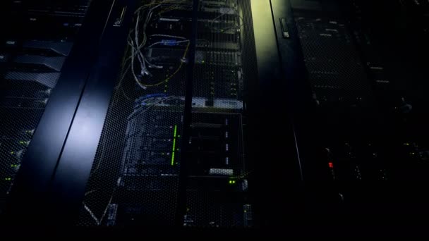 Netwerkservers in een datacenter. Donkere serverruimte. — Stockvideo