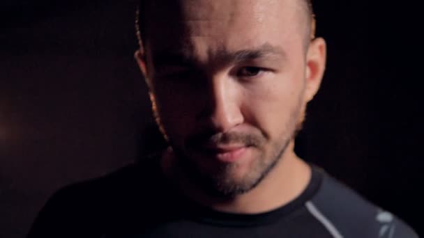 Uma visão frontal de close-up em uma cara mma lutadores do sexo masculino . — Vídeo de Stock