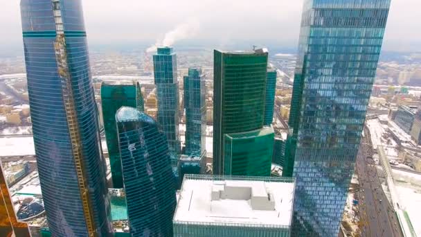 Ουρανοξύστες από πάνω. Επιχειρηματικό κέντρο το χειμώνα. Εναέρια 4k πυροβόλησε. — Αρχείο Βίντεο