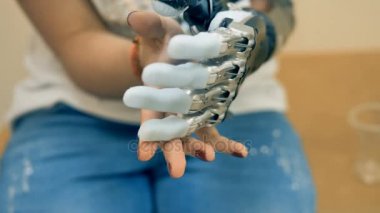 Amputee kadın robot protez test devre dışı. 4k.