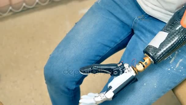여자는 그녀의 로봇 바이오 닉 손을 보여 줍니다. 4 k. — 비디오