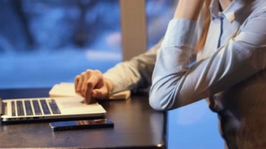 Dizüstü bilgisayarda yazarak eller. Tanınmayan kız bir bilgisayarda çalışma.