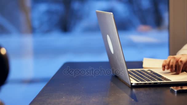 未女士坐在笔记本电脑上的滑块射击。高清. — 图库视频影像