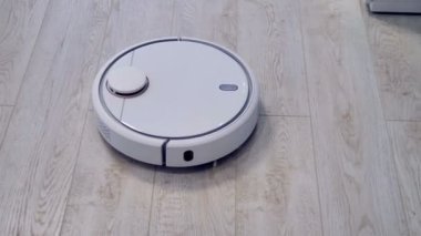 En iyi görünümü bir köşe tozunu bir robot elektrik süpürgesi üzerinde kapat.