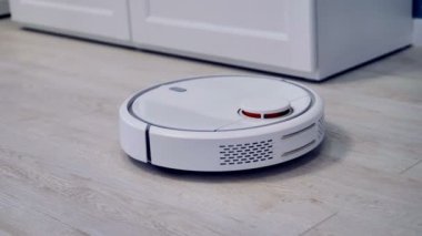Yerdeki kendi kendine hareket eden robotik vakumun detaylı görüntüsü.
