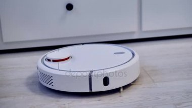 Robot elektrikli süpürge slaytlar odanın.