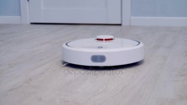 Robot elektrikli süpürge Laminat parke üzerinde çalışır.