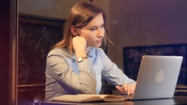 Sevimli Bayan laptop çalışma. Kaymak. HD.