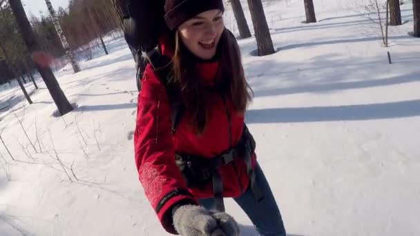 Привлекательная веселая женщина в лесу делает селфи . — стоковое видео